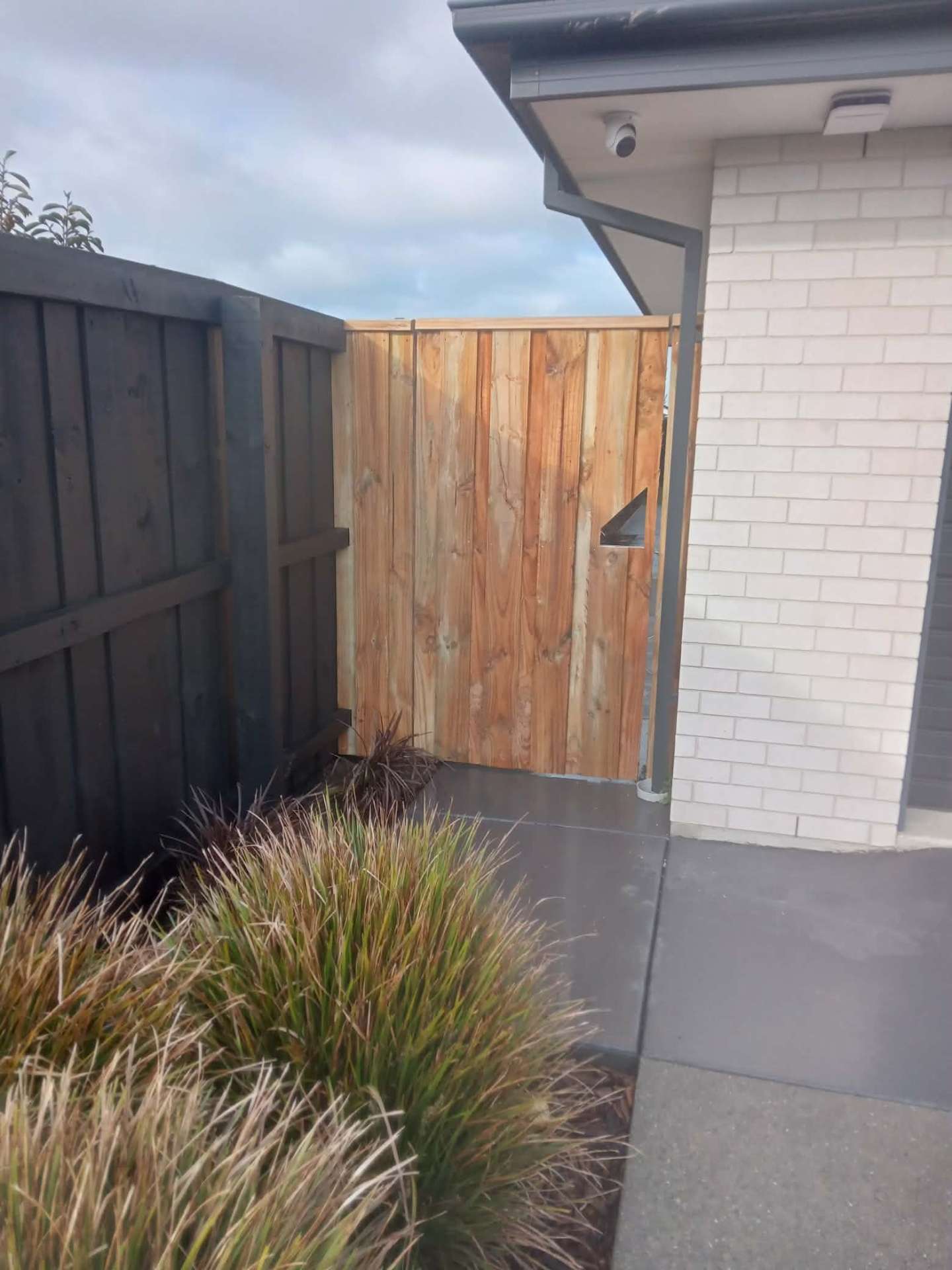 Vertical timber gate